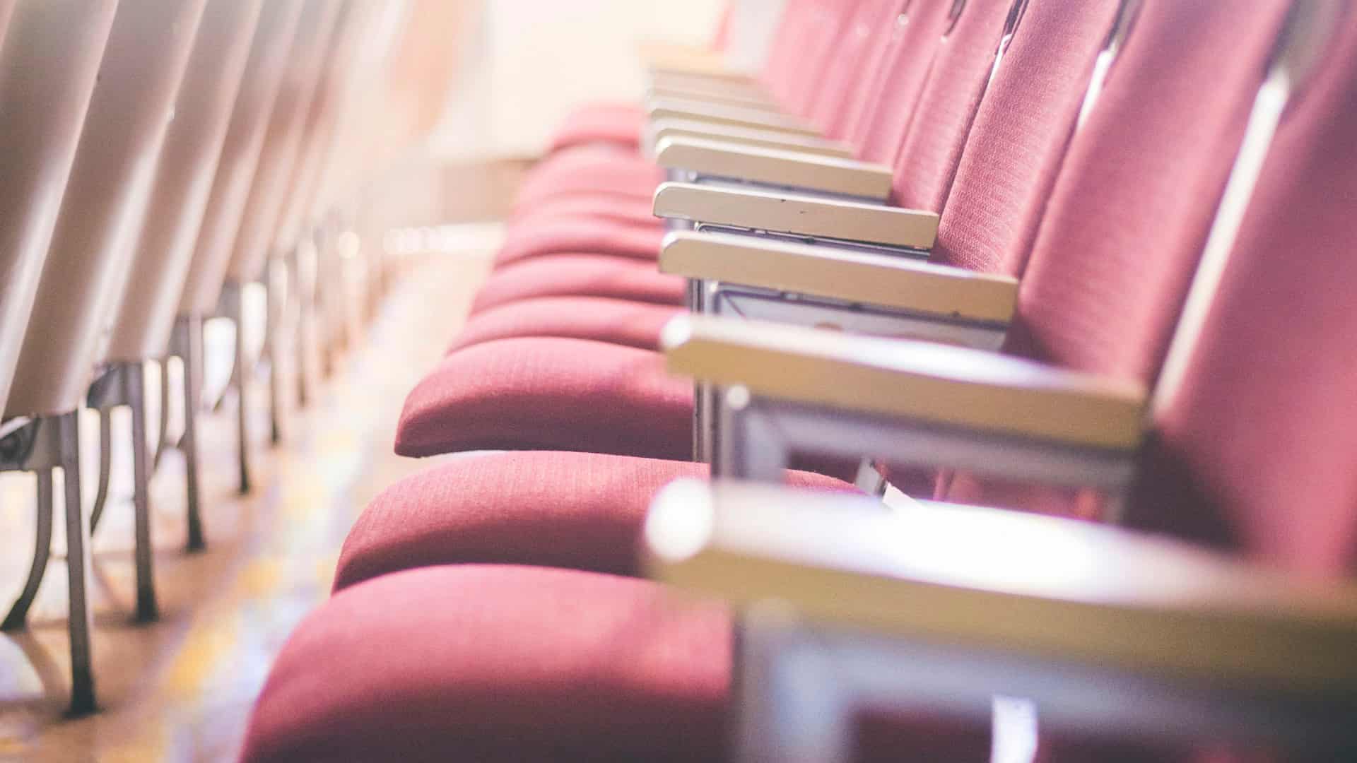 Uma fila de lugares vazios sob uma luz quente