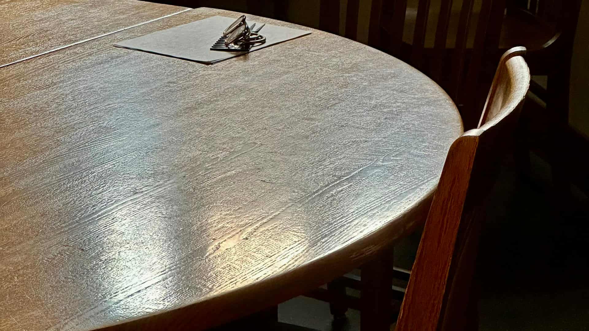 Una mesa de consejo de madera con un cuaderno encima